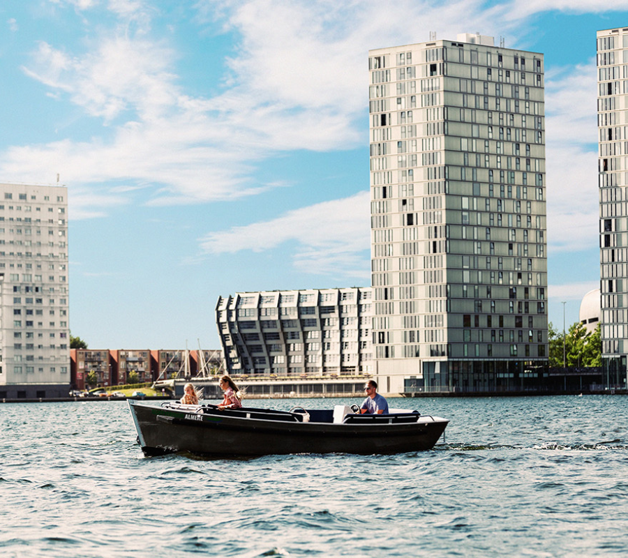 83128 fullimage bootje varen in almere omgeven door architectonische hoogstandjes richard terborg